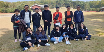 워크샵 - 다같이 모여 사진을 찍는 아이들