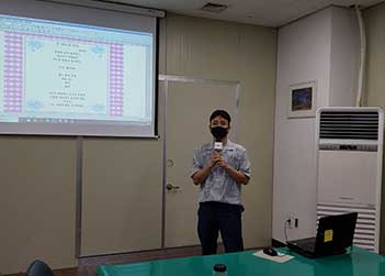 직원들이 발표를 하는 사진
