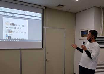 직원들이 발표를 하는 사진