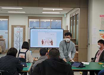 직원들이 발표를 하는 사진